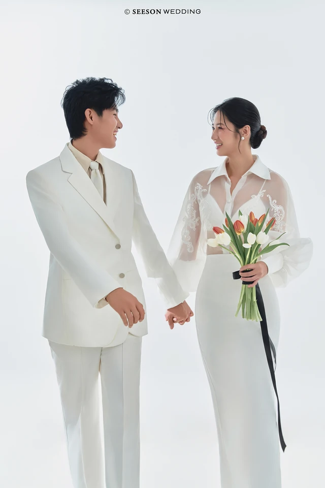 Ảnh cưới Tối giản, nền trắng, hoa tulip tại Studio SeesonWedding, TP.HCM — Studio — Trắng & Tulip, SeesonWedding (ảnh 3/16)