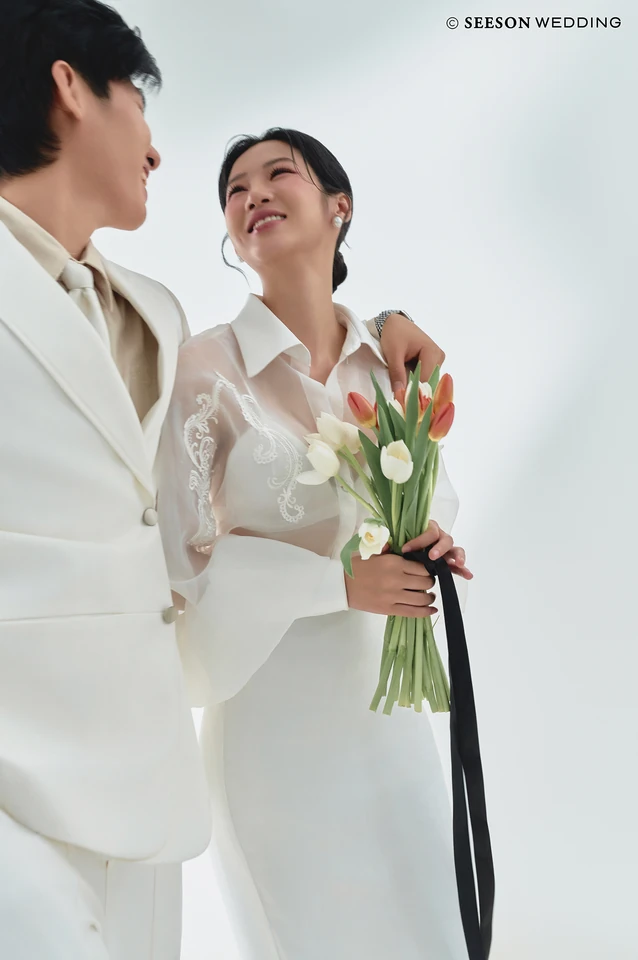 Ảnh cưới Tối giản, nền trắng, hoa tulip tại Studio SeesonWedding, TP.HCM — Studio — Trắng & Tulip, SeesonWedding (ảnh 6/16)