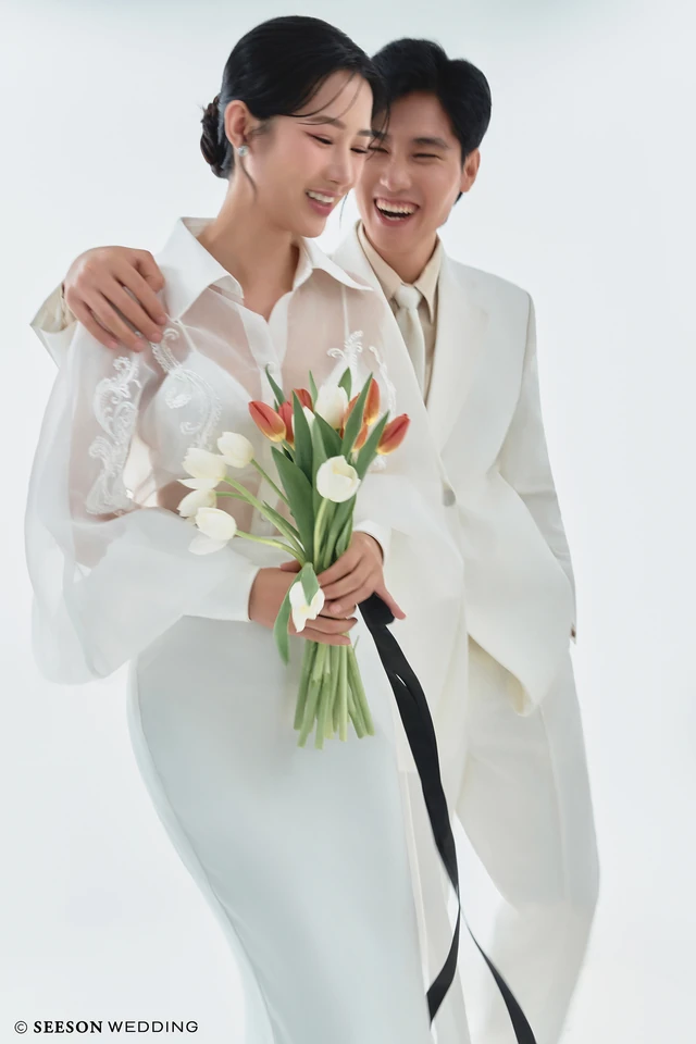 Ảnh cưới Tối giản, nền trắng, hoa tulip tại Studio SeesonWedding, TP.HCM — Studio — Trắng & Tulip, SeesonWedding (ảnh 7/16)