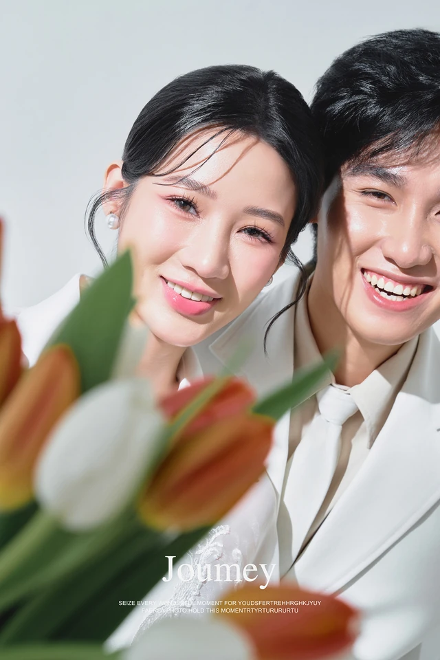 Ảnh cưới Tối giản, nền trắng, hoa tulip tại Studio SeesonWedding, TP.HCM — Studio — Trắng & Tulip, SeesonWedding (ảnh 8/16)