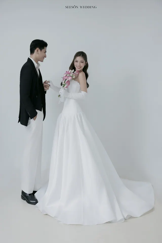 Ảnh cưới Nền trắng, calla hồng & găng tay satin tại Studio Seeson, TP.HCM — Studio — Calla Hồng & Găng Tay Satin, SeesonWedding (ảnh 1/59)