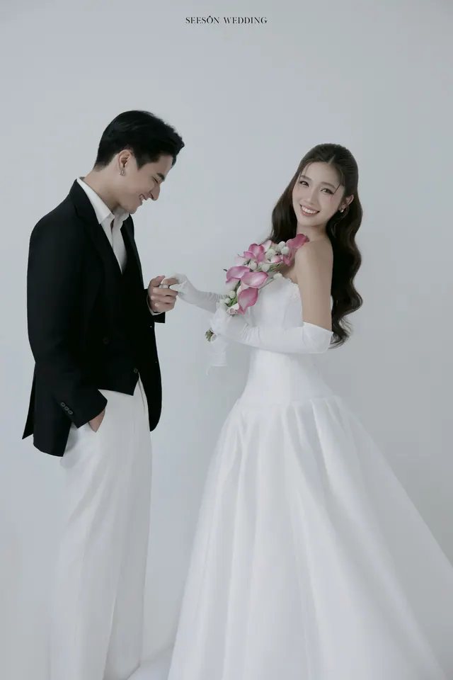 Ảnh cưới Nền trắng, calla hồng & găng tay satin tại Studio Seeson, TP.HCM — Studio — Calla Hồng & Găng Tay Satin, SeesonWedding (ảnh 2/59)