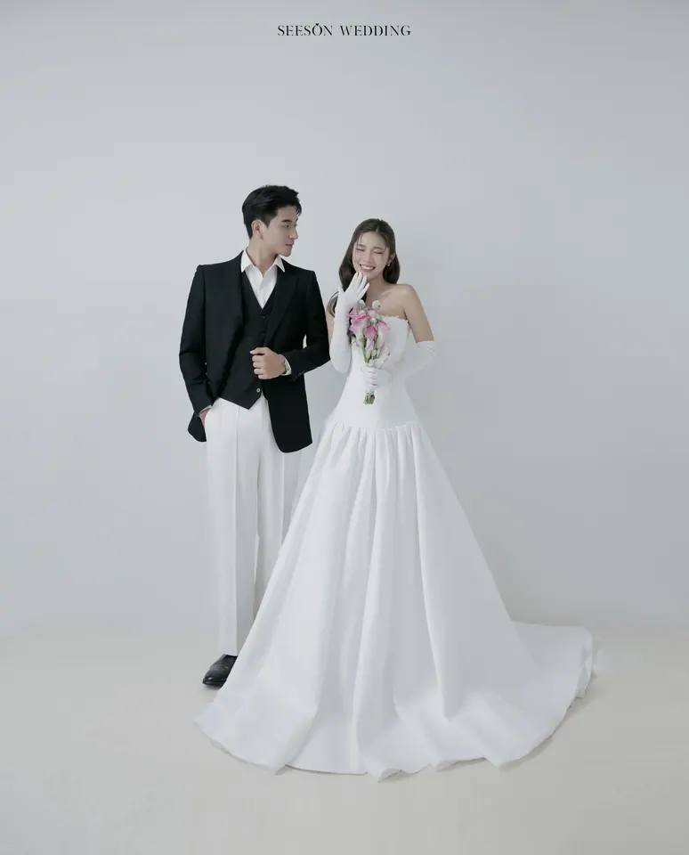 Ảnh cưới Nền trắng, calla hồng & găng tay satin tại Studio Seeson, TP.HCM — Studio — Calla Hồng & Găng Tay Satin, SeesonWedding (ảnh 6/59)