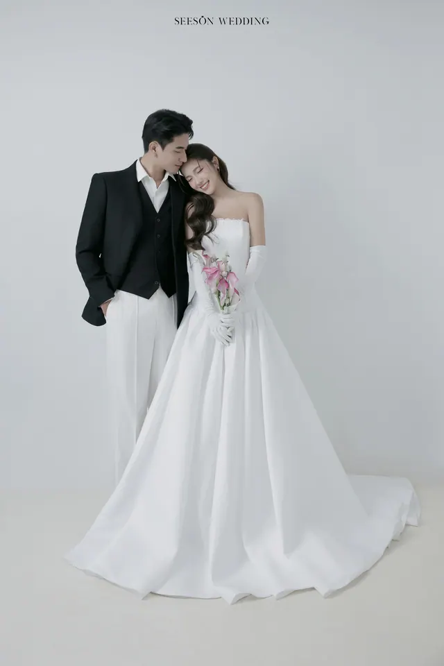 Ảnh cưới Nền trắng, calla hồng & găng tay satin tại Studio Seeson, TP.HCM — Studio — Calla Hồng & Găng Tay Satin, SeesonWedding (ảnh 7/59)