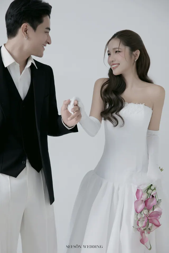 Ảnh cưới Nền trắng, calla hồng & găng tay satin tại Studio Seeson, TP.HCM — Studio — Calla Hồng & Găng Tay Satin, SeesonWedding (ảnh 10/59)
