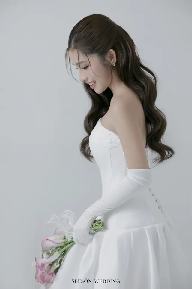 Ảnh cưới Nền trắng, calla hồng & găng tay satin tại Studio Seeson, TP.HCM — Studio — Calla Hồng & Găng Tay Satin, SeesonWedding (ảnh 11/59)