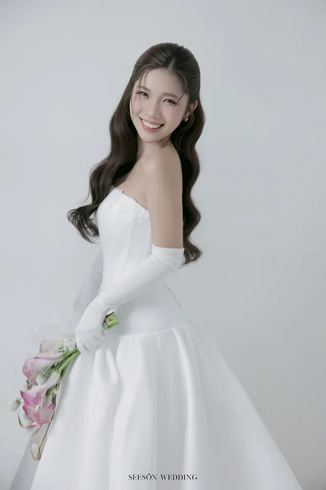 Ảnh cưới Nền trắng, calla hồng & găng tay satin tại Studio Seeson, TP.HCM — Studio — Calla Hồng & Găng Tay Satin, SeesonWedding (ảnh 12/59)
