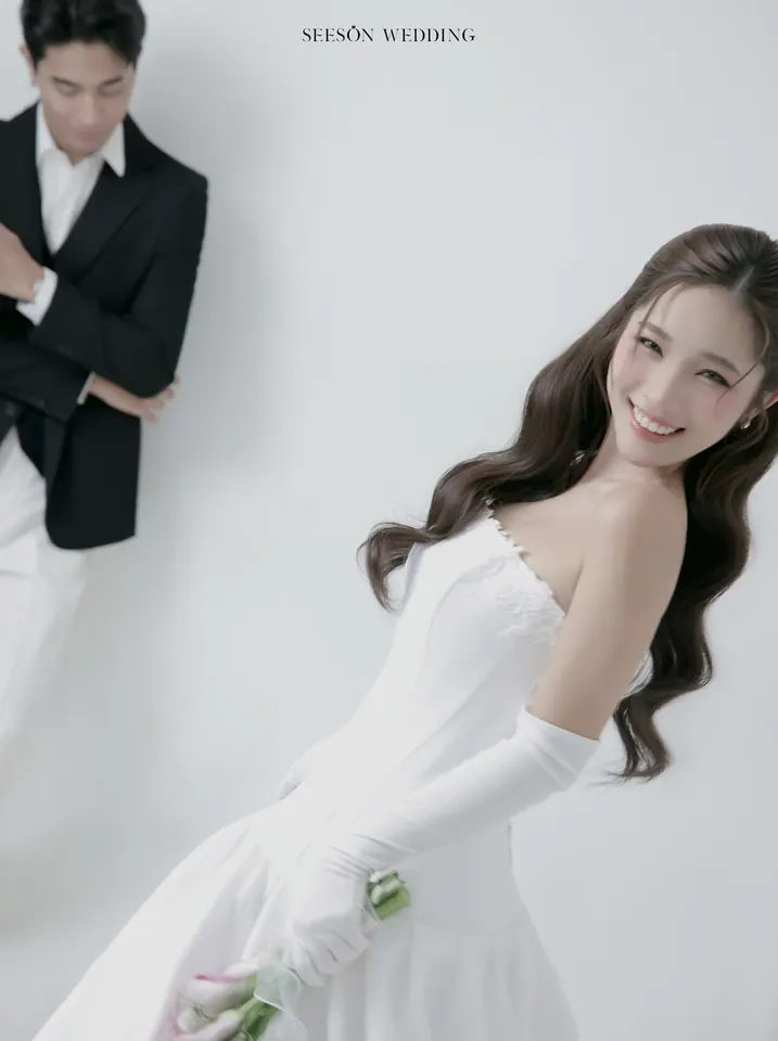 Ảnh cưới Nền trắng, calla hồng & găng tay satin tại Studio Seeson, TP.HCM — Studio — Calla Hồng & Găng Tay Satin, SeesonWedding (ảnh 17/59)