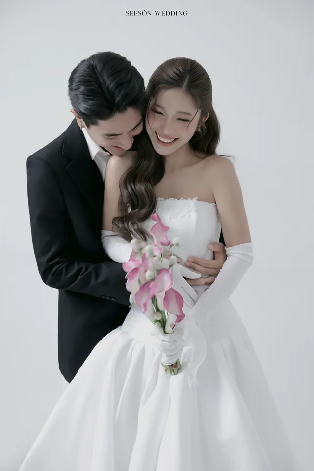 Ảnh cưới Nền trắng, calla hồng & găng tay satin tại Studio Seeson, TP.HCM — Studio — Calla Hồng & Găng Tay Satin, SeesonWedding (ảnh 20/59)