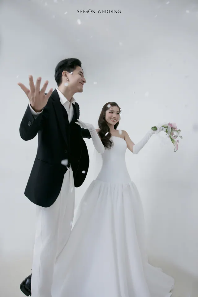 Ảnh cưới Nền trắng, calla hồng & găng tay satin tại Studio Seeson, TP.HCM — Studio — Calla Hồng & Găng Tay Satin, SeesonWedding (ảnh 26/59)