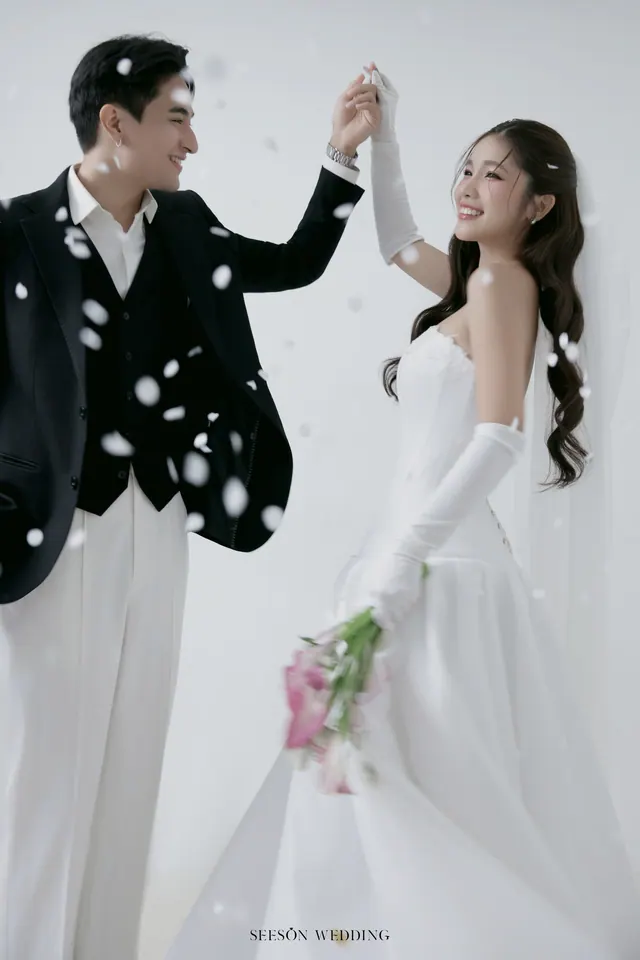 Ảnh cưới Nền trắng, calla hồng & găng tay satin tại Studio Seeson, TP.HCM — Studio — Calla Hồng & Găng Tay Satin, SeesonWedding (ảnh 27/59)