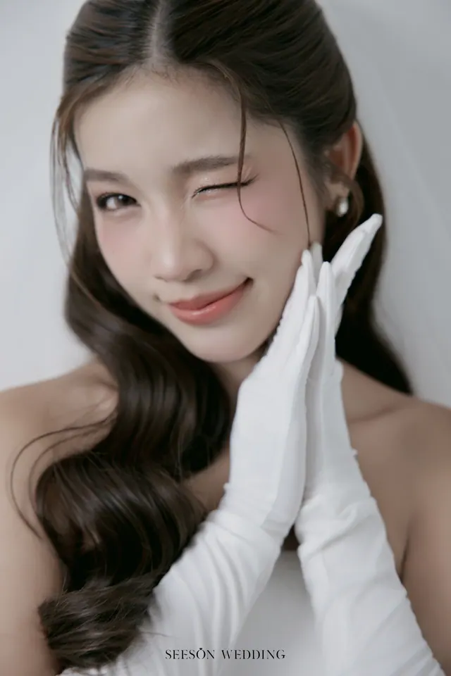 Ảnh cưới Nền trắng, calla hồng & găng tay satin tại Studio Seeson, TP.HCM — Studio — Calla Hồng & Găng Tay Satin, SeesonWedding (ảnh 30/59)