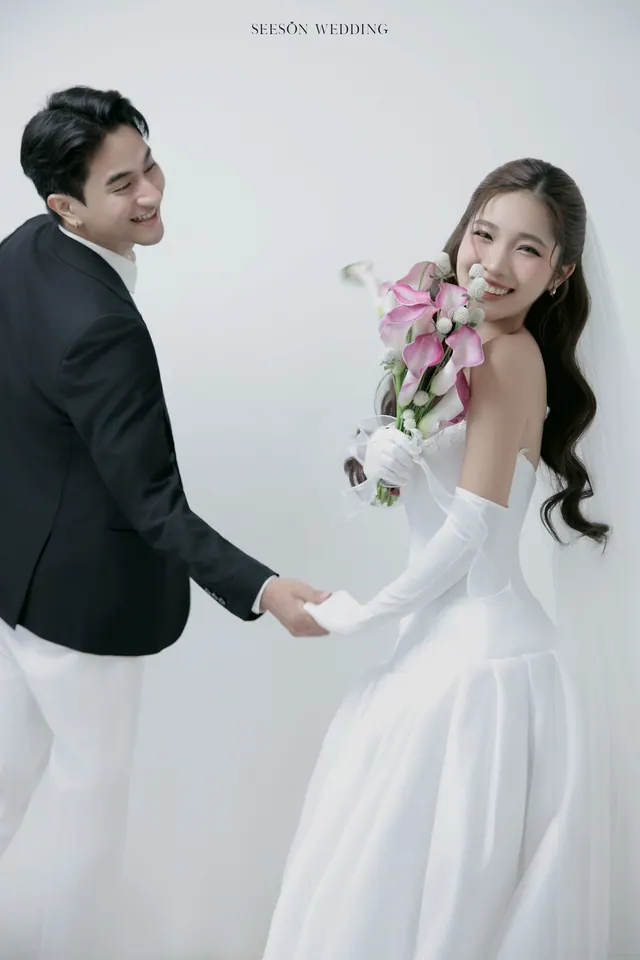 Ảnh cưới Nền trắng, calla hồng & găng tay satin tại Studio Seeson, TP.HCM — Studio — Calla Hồng & Găng Tay Satin, SeesonWedding (ảnh 40/59)