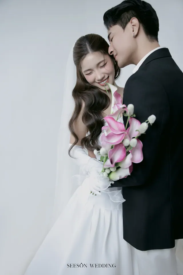 Ảnh cưới Nền trắng, calla hồng & găng tay satin tại Studio Seeson, TP.HCM — Studio — Calla Hồng & Găng Tay Satin, SeesonWedding (ảnh 46/59)