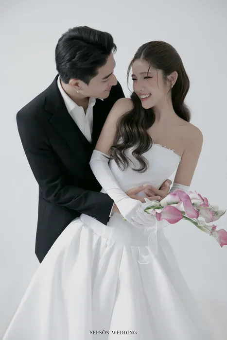 Studio — Calla Hồng & Găng Tay Satin — chụp ảnh cưới Studio Seeson, TP.HCM bởi SeesonWedding