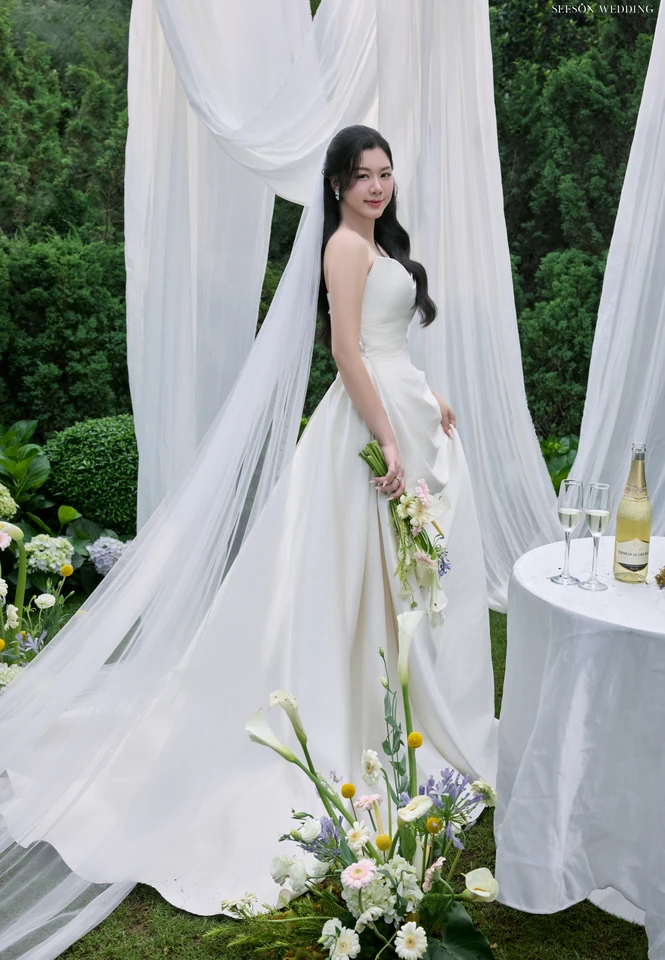 Ảnh cưới Vườn hoa tươi & lụa trắng tại Phim trường Vũ Garden, TP.HCM — Vũ Garden — Concept Hoa Tươi, SeesonWedding (ảnh 1/26)