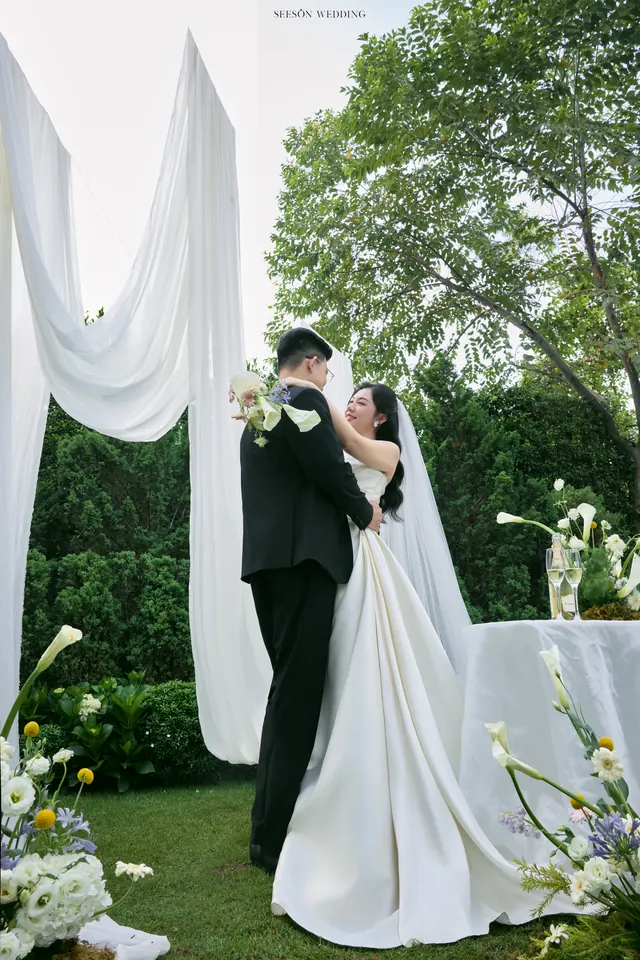Ảnh cưới Vườn hoa tươi & lụa trắng tại Phim trường Vũ Garden, TP.HCM — Vũ Garden — Concept Hoa Tươi, SeesonWedding (ảnh 7/26)