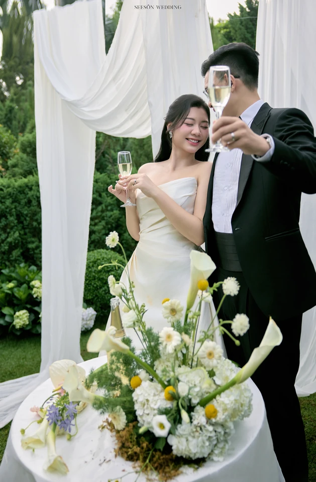 Ảnh cưới Vườn hoa tươi & lụa trắng tại Phim trường Vũ Garden, TP.HCM — Vũ Garden — Concept Hoa Tươi, SeesonWedding (ảnh 11/26)