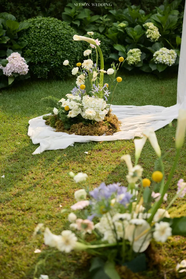 Ảnh cưới Vườn hoa tươi & lụa trắng tại Phim trường Vũ Garden, TP.HCM — Vũ Garden — Concept Hoa Tươi, SeesonWedding (ảnh 15/26)