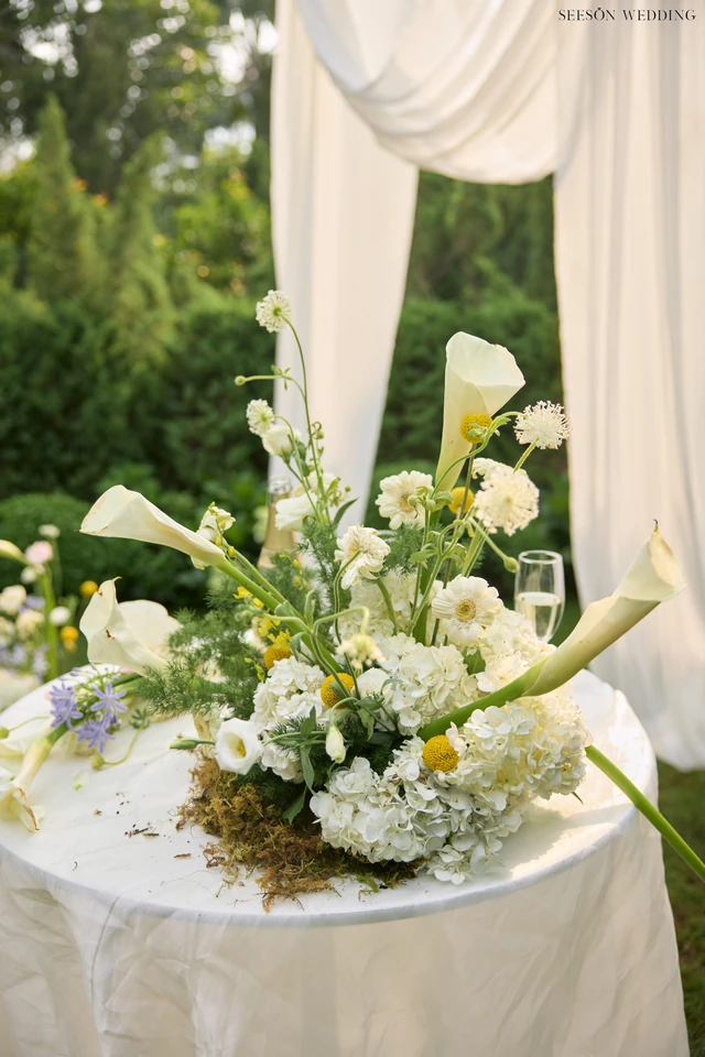 Ảnh cưới Vườn hoa tươi & lụa trắng tại Phim trường Vũ Garden, TP.HCM — Vũ Garden — Concept Hoa Tươi, SeesonWedding (ảnh 16/26)