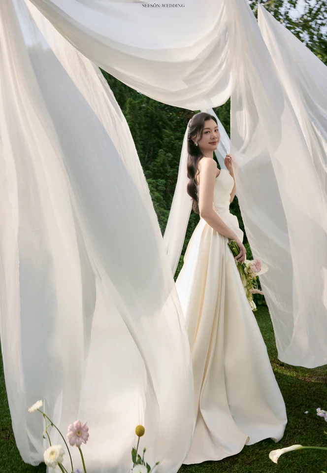 Ảnh cưới Vườn hoa tươi & lụa trắng tại Phim trường Vũ Garden, TP.HCM — Vũ Garden — Concept Hoa Tươi, SeesonWedding (ảnh 17/26)