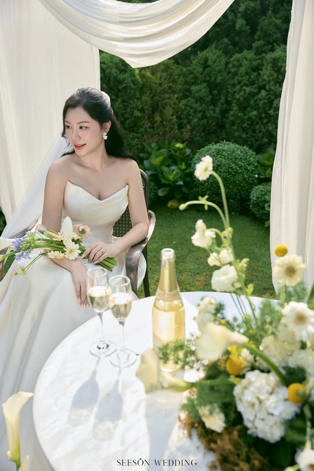 Ảnh cưới Vườn hoa tươi & lụa trắng tại Phim trường Vũ Garden, TP.HCM — Vũ Garden — Concept Hoa Tươi, SeesonWedding (ảnh 22/26)