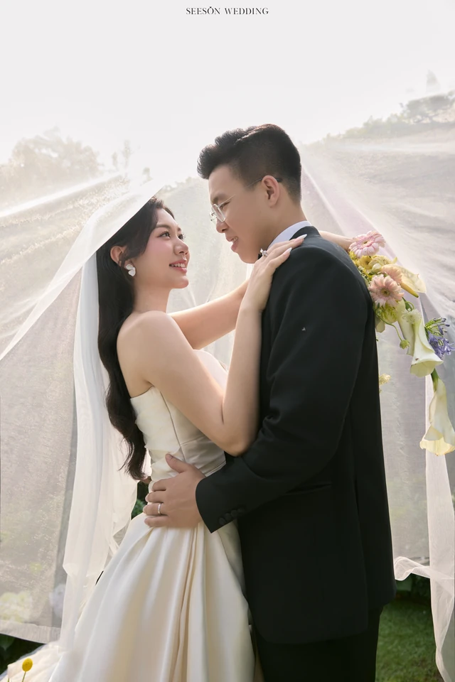Ảnh cưới Vườn hoa tươi & lụa trắng tại Phim trường Vũ Garden, TP.HCM — Vũ Garden — Concept Hoa Tươi, SeesonWedding (ảnh 24/26)