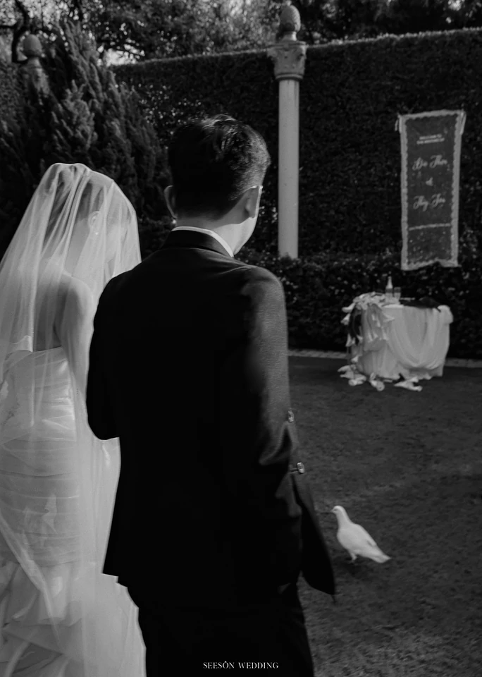 Ảnh cưới Trắng đen & chi tiết tại Phim trường Vũ Garden, TP.HCM — Vũ Garden — Trắng Đen, SeesonWedding (ảnh 3/9)