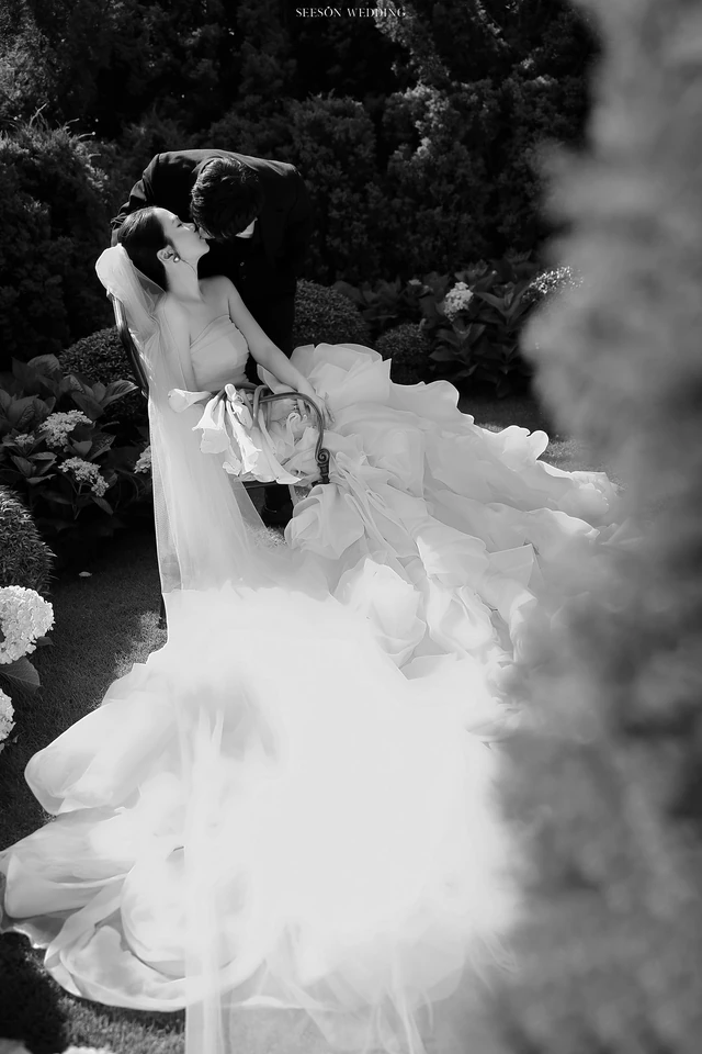 Ảnh cưới Trắng đen & chi tiết tại Phim trường Vũ Garden, TP.HCM — Vũ Garden — Trắng Đen, SeesonWedding (ảnh 9/9)