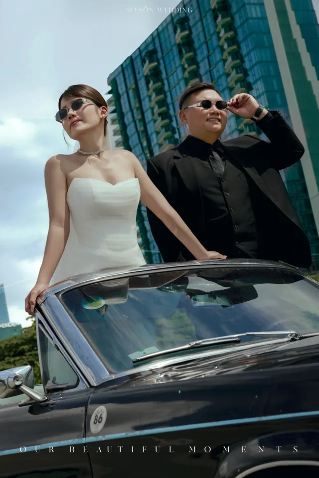 Ảnh cưới Xe cổ Mustang & tòa nhà kính tại Khu phố hiện đại, TP.HCM — Xe Cổ Mustang — Phố Hiện Đại, SeesonWedding (ảnh 8/17)