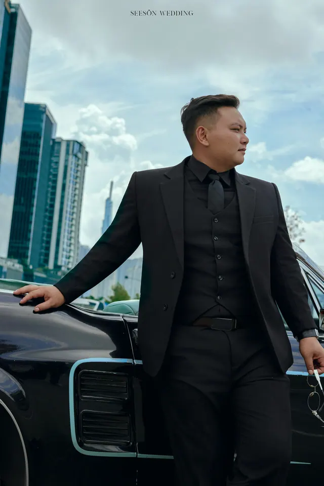 Ảnh cưới Xe cổ Mustang & tòa nhà kính tại Khu phố hiện đại, TP.HCM — Xe Cổ Mustang — Phố Hiện Đại, SeesonWedding (ảnh 13/17)