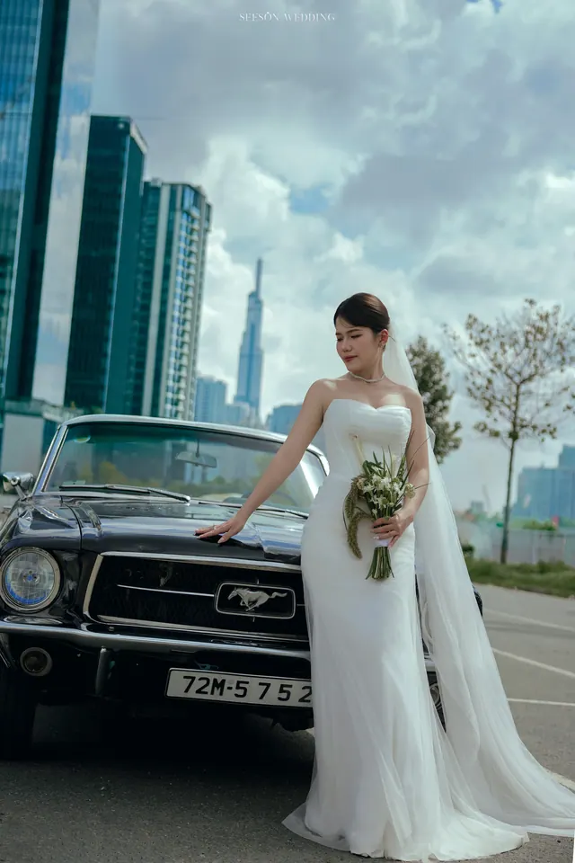 Ảnh cưới Xe cổ Mustang & tòa nhà kính tại Khu phố hiện đại, TP.HCM — Xe Cổ Mustang — Phố Hiện Đại, SeesonWedding (ảnh 14/17)