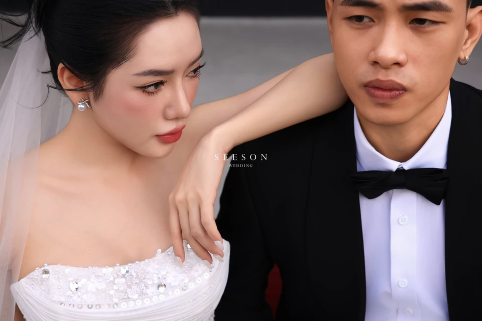 Ảnh cưới Xe cổ trắng & phố cổ tại Đường Đồng Khởi, Quận 1, TP.HCM — Xe Cổ Trắng — Phố Sài Gòn, SeesonWedding (ảnh 7/34)