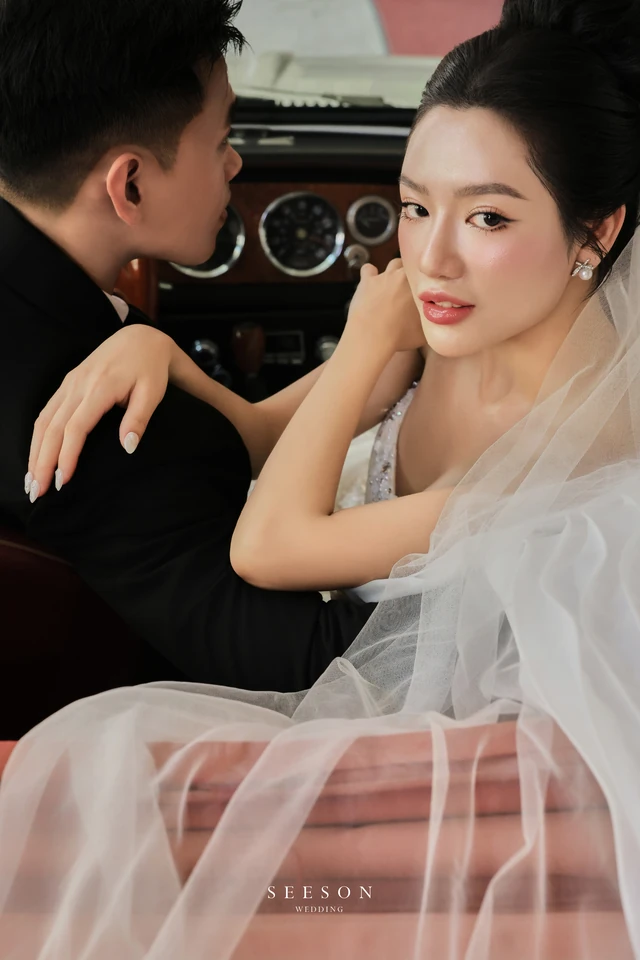 Ảnh cưới Xe cổ trắng & phố cổ tại Đường Đồng Khởi, Quận 1, TP.HCM — Xe Cổ Trắng — Phố Sài Gòn, SeesonWedding (ảnh 29/34)