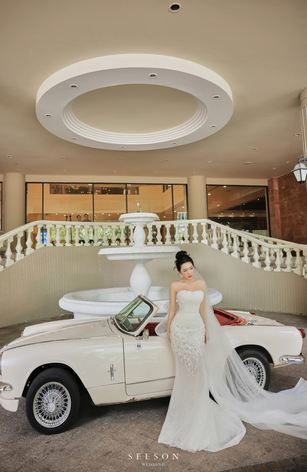Ảnh cưới Xe cổ trắng & phố cổ tại Đường Đồng Khởi, Quận 1, TP.HCM — Xe Cổ Trắng — Phố Sài Gòn, SeesonWedding (ảnh 33/34)