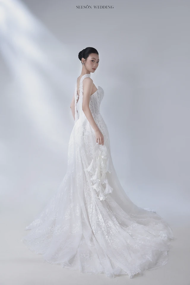 Váy cưới Lys LM-01 — Ren mỏng · cổ illusion — SeesonWedding TP.HCM (ảnh 2/3)