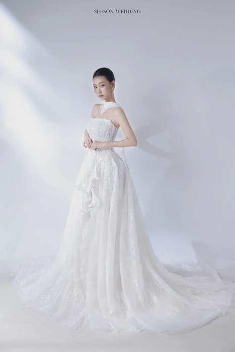 Váy cưới Lys (LM-01) — Ren mỏng · cổ illusion — SeesonWedding TP.HCM