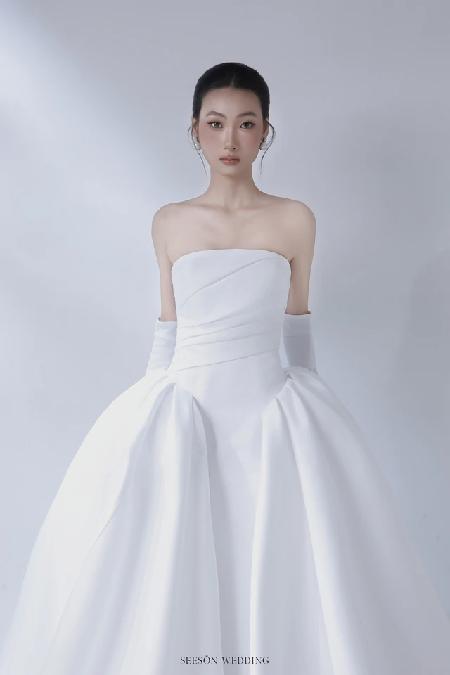 Váy cưới Aurore LM-02 — Satin trơn · cúp ngang · găng dài — SeesonWedding TP.HCM (ảnh 3/5)