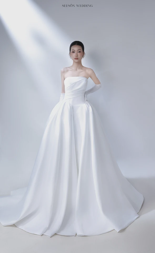 Váy cưới Aurore LM-02 — Satin trơn · cúp ngang · găng dài — SeesonWedding TP.HCM (ảnh 4/5)