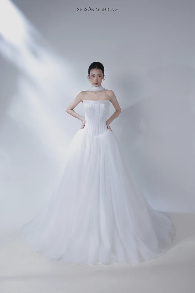 Váy cưới Brume LM-03 — Voan xếp li · khăn quàng voan — SeesonWedding TP.HCM (ảnh 1/5)