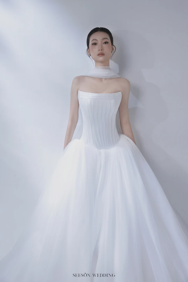Váy cưới Brume LM-03 — Voan xếp li · khăn quàng voan — SeesonWedding TP.HCM (ảnh 4/5)