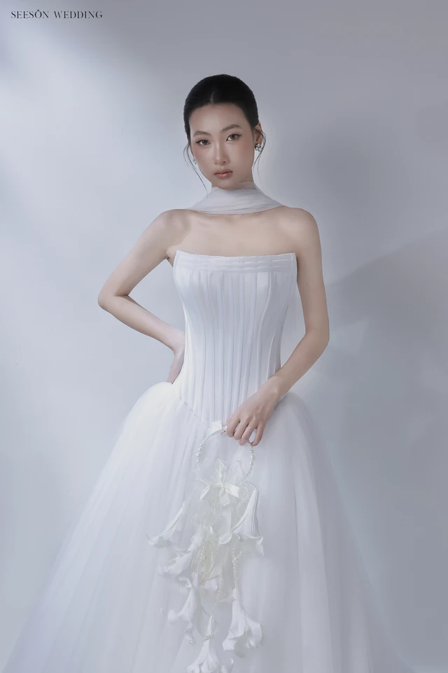 Váy cưới Brume LM-03 — Voan xếp li · khăn quàng voan — SeesonWedding TP.HCM (ảnh 5/5)