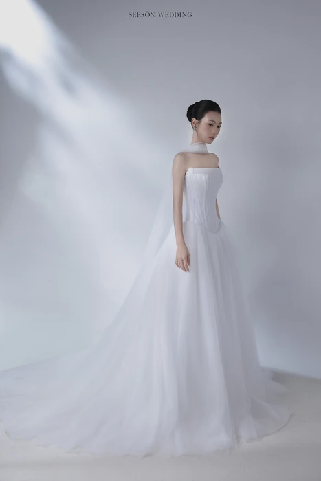 Váy cưới Brume (LM-03) — Voan xếp li · khăn quàng voan — SeesonWedding TP.HCM