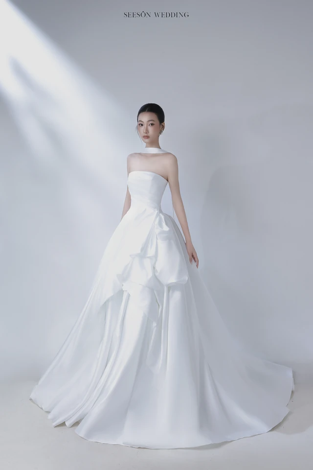Váy cưới Ruban LM-04 — Satin · nơ eo lớn · xếp drap — SeesonWedding TP.HCM (ảnh 3/5)