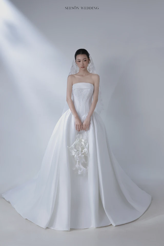 Váy cưới Iris LM-05 — Satin bồng · hoa 3D · voan ren dài — SeesonWedding TP.HCM (ảnh 1/7)