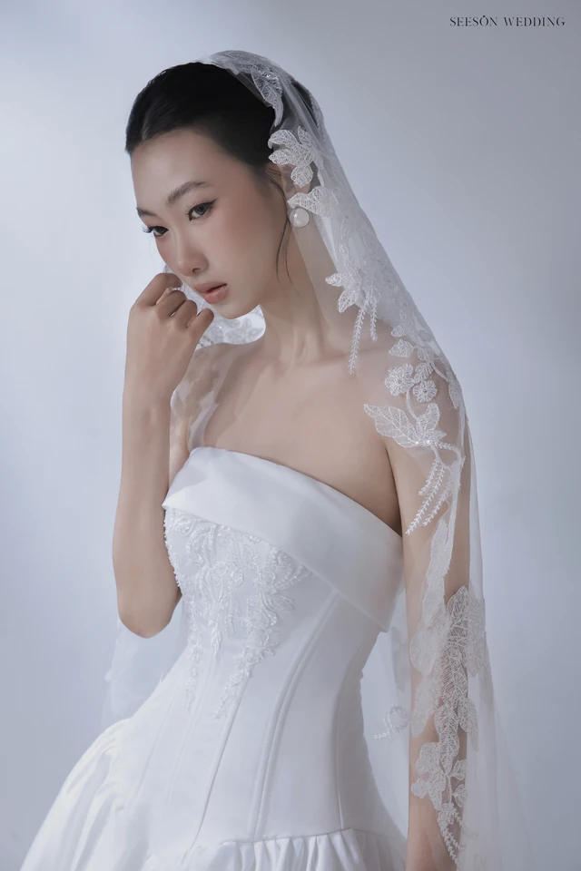 Váy cưới Iris LM-05 — Satin bồng · hoa 3D · voan ren dài — SeesonWedding TP.HCM (ảnh 4/7)