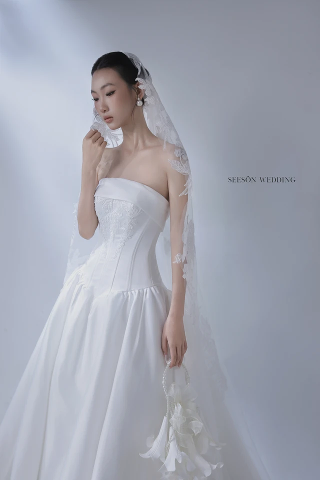 Váy cưới Iris LM-05 — Satin bồng · hoa 3D · voan ren dài — SeesonWedding TP.HCM (ảnh 5/7)