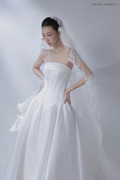 Váy cưới Iris (LM-05) — Satin bồng · hoa 3D · voan ren dài — SeesonWedding TP.HCM