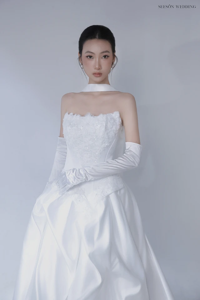 Váy cưới Perle LM-06 — Satin xếp drap chéo · găng ren — SeesonWedding TP.HCM (ảnh 2/6)