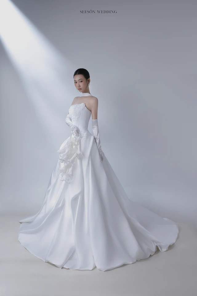 Váy cưới Perle LM-06 — Satin xếp drap chéo · găng ren — SeesonWedding TP.HCM (ảnh 4/6)
